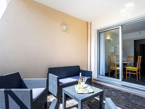 Outdoor dining - Cosy apartment for 4 guests with A/C, WIFI, TV, terrace and panoramic view (Hyères)