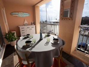 Dining - Nice apartment for 4 guests with WIFI, A/C, TV, terrace and panoramic view (Hyères)
