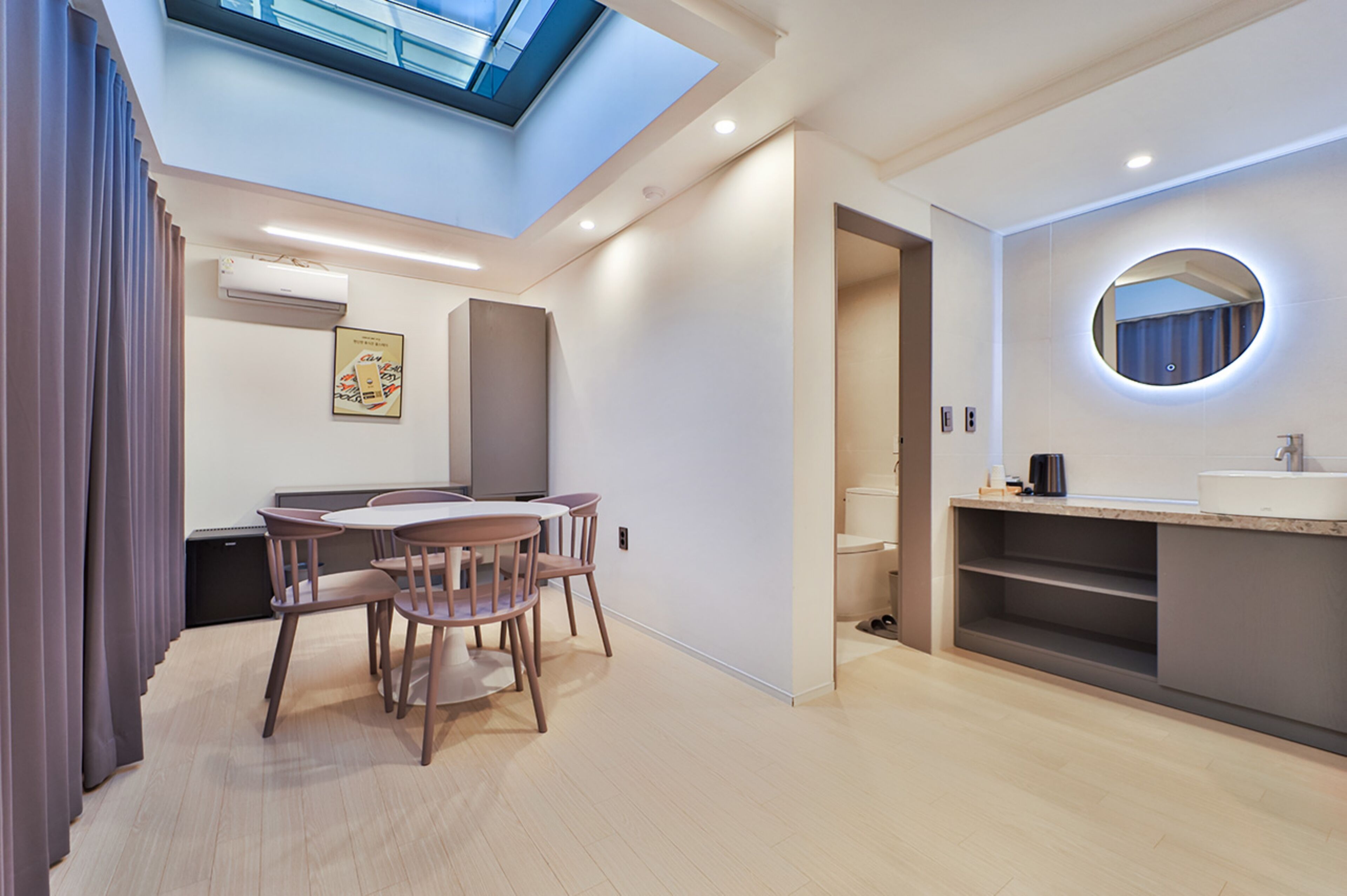 Deluxe Suite - Samsung 70" Smart TV Included | 高档床上用品、特色装修、特色家居、笔记本电脑工作区