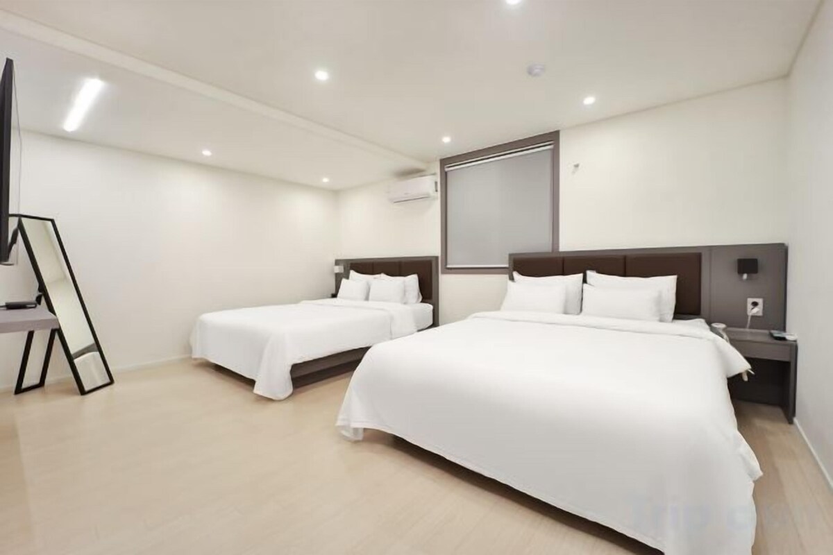 Premium bedding, laptop workspace, soundproofing, WiFi (free)