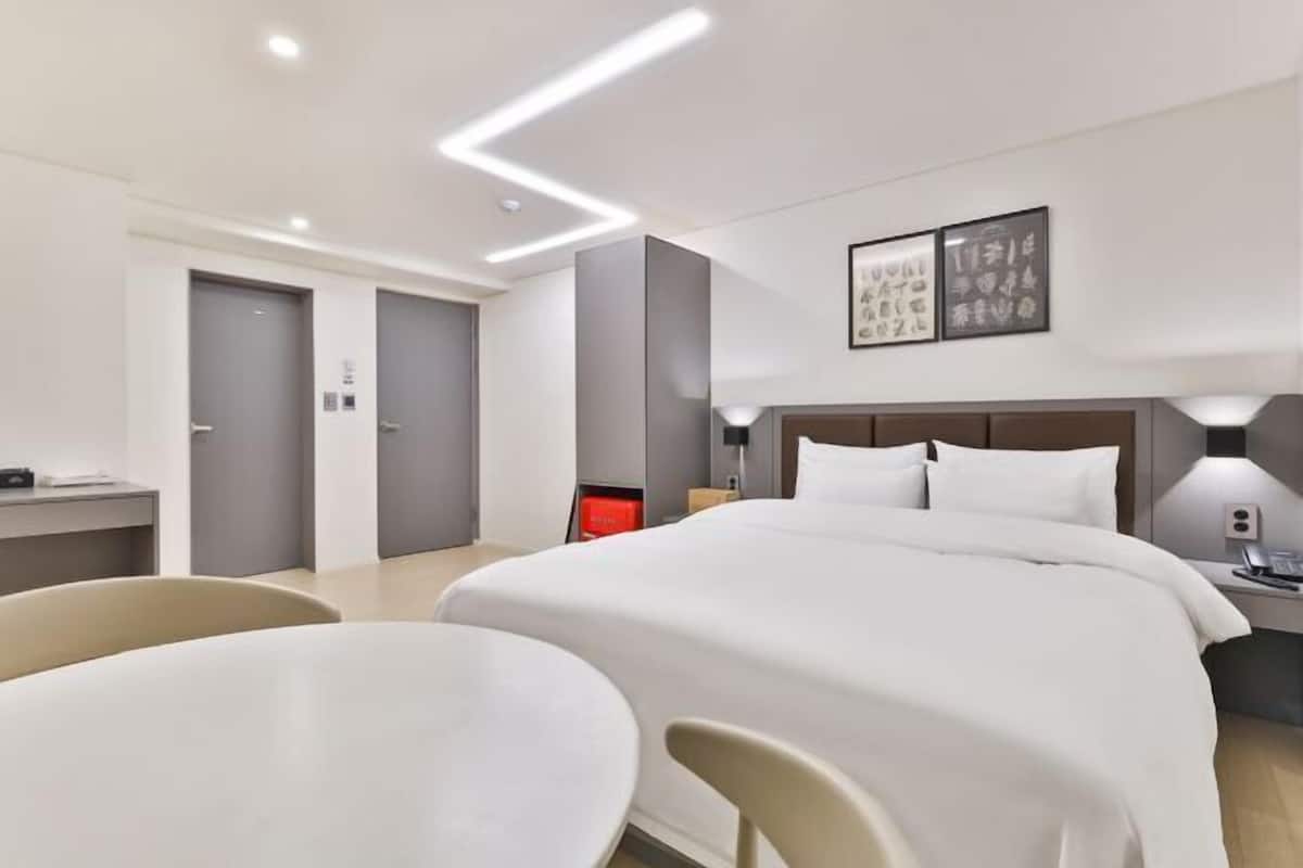 1 bedroom, premium bedding, individually decorated