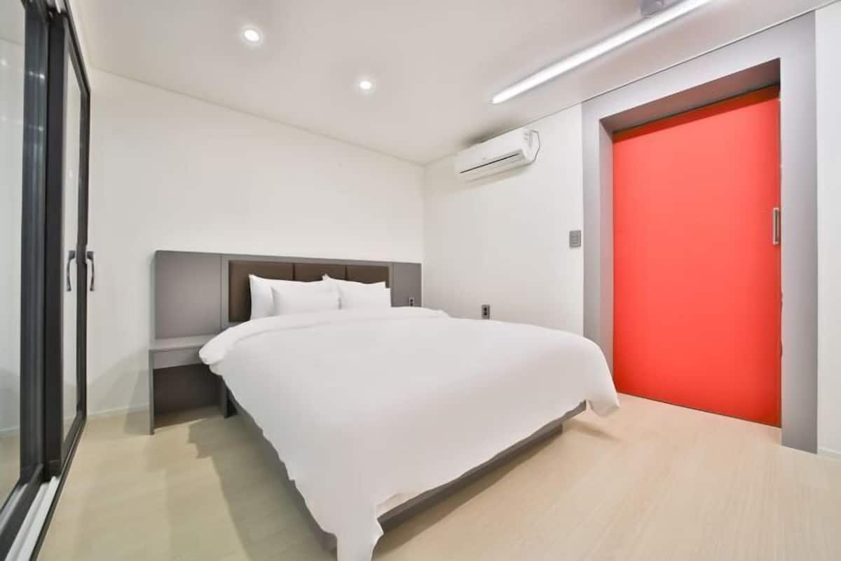 1 bedroom, premium bedding, individually decorated