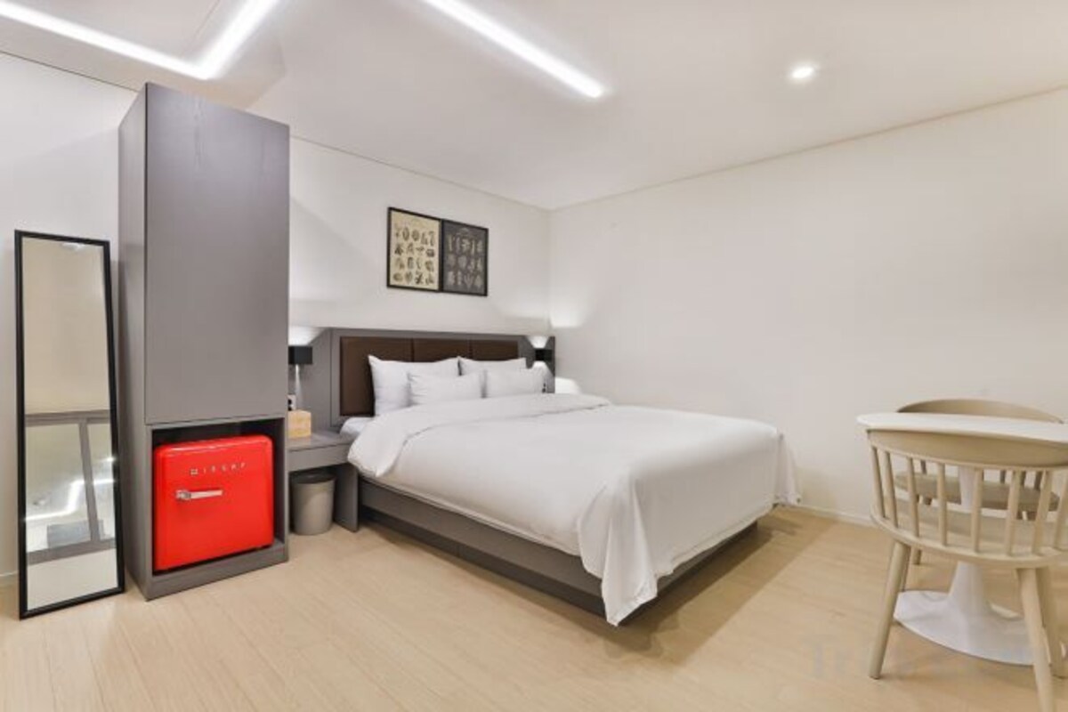 Premium bedding, laptop workspace, soundproofing, free WiFi