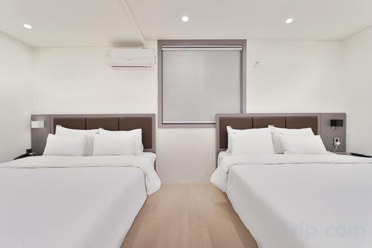 Premium bedding, laptop workspace, soundproofing, free WiFi