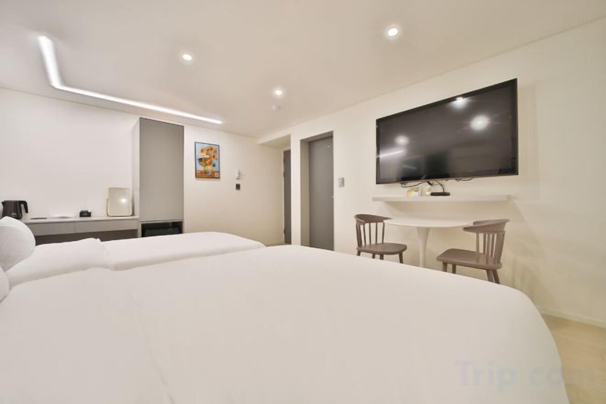 Premium bedding, laptop workspace, soundproofing, free WiFi