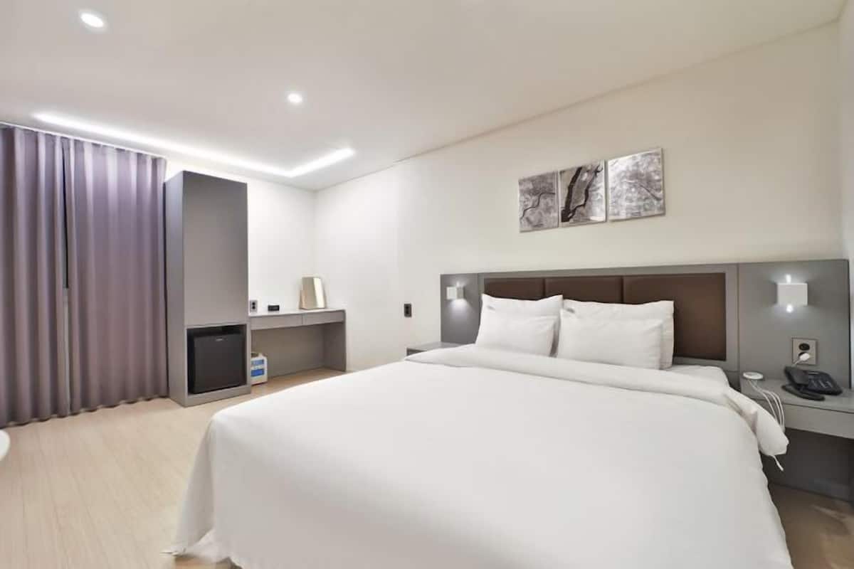 1 bedroom, premium bedding, individually decorated