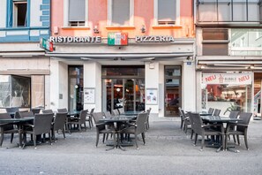 Outdoor dining - Charming Vorstädte 2.5 Room w/ Storage & W/D, by Blueground (Basel)