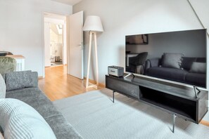 1 bedroom, iron/ironing board, WiFi, bed sheets - Charming Vorstädte 2.5 Room w/ Storage & W/D, by Blueground (Basel)