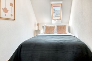 1 bedroom, iron/ironing board, WiFi, bed sheets - Charming Vorstädte 2.5 Room w/ Storage & W/D, by Blueground (Basel)