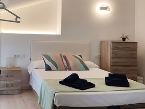 2 quartos, ferros/tábuas de passar roupa, berço de viagem