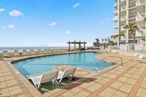 Alberca techada y alberca climatizada