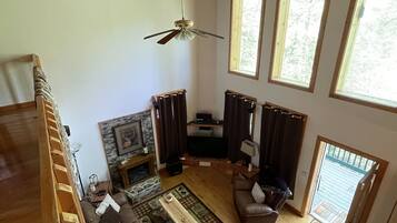 Smart TV, chimenea, reproductor de DVD y estéreo