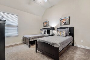 4 bedrooms, iron/ironing board, WiFi, bed sheets