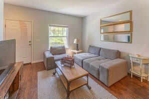 Living area - 5356 Amazing Villa 3bd/2bth Close to Disney (Kissimmee)