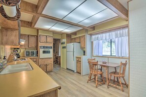 Geladeira, micro-ondas, cooktop, lava-louças