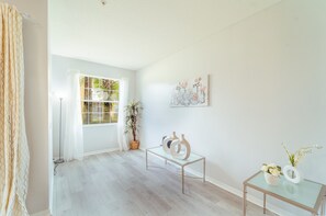 Interior - 7525 Beautiful Townhome 3bd/2.5bth Near Disney (Kissimmee)