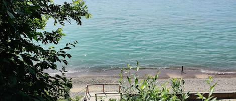 Beach nearby, sun loungers, beach towels