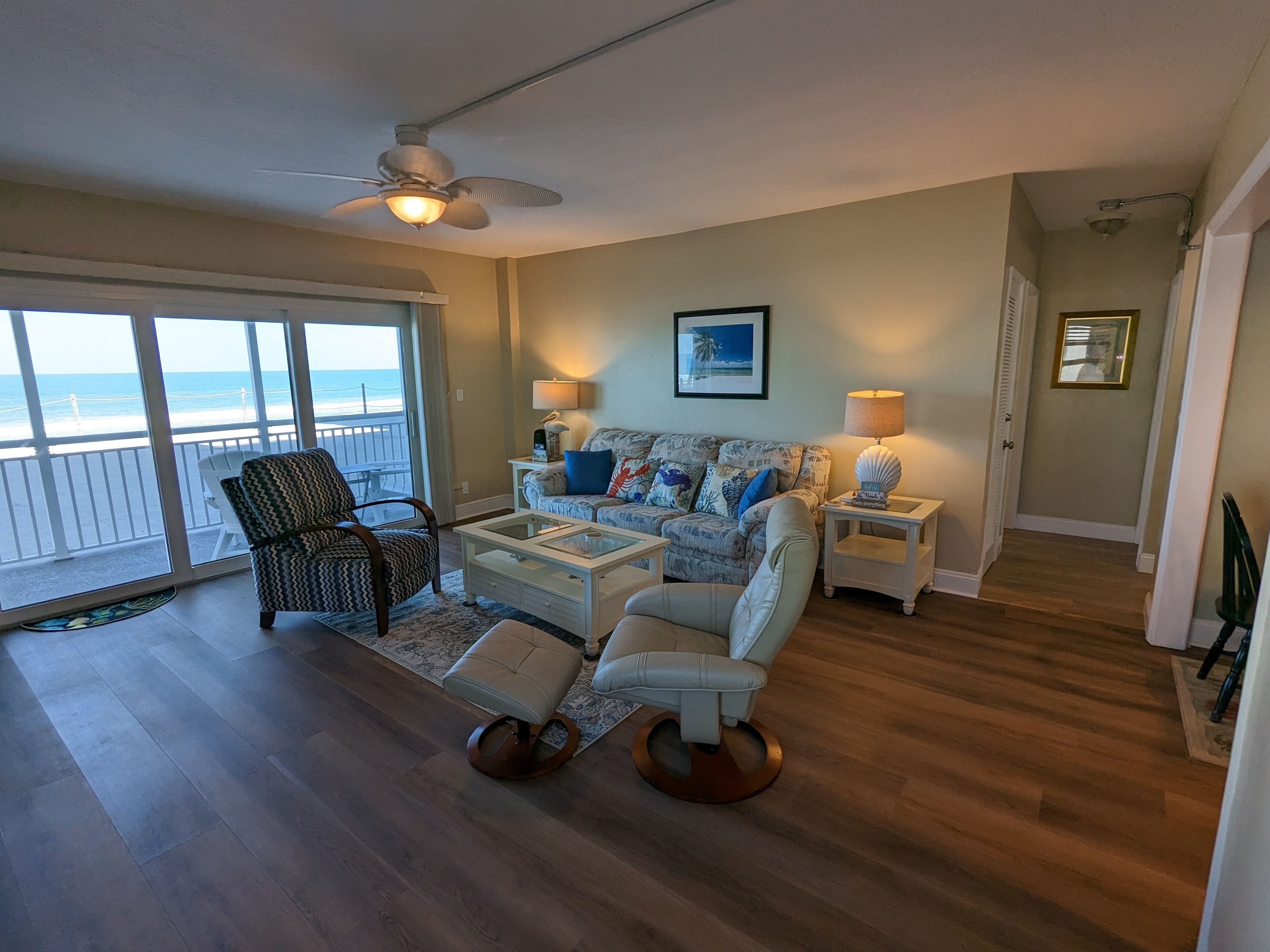 Smart-tv, een tafeltennistafel en boeken