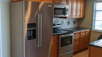 Refrigerador, microondas, horno y parrilla de estufa