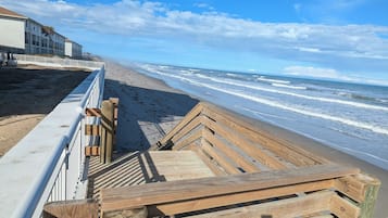En la playa, camastros y toallas de playa