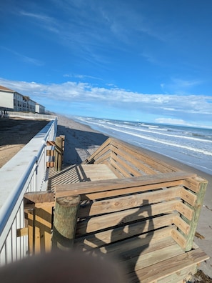 Sur la plage, chaise longue, serviettes de plage