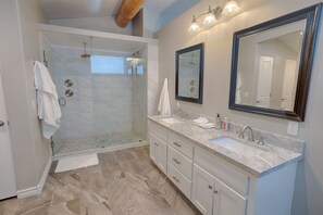 Hair dryer - Cub Lake Cabin with Hot Tub (Show Low)