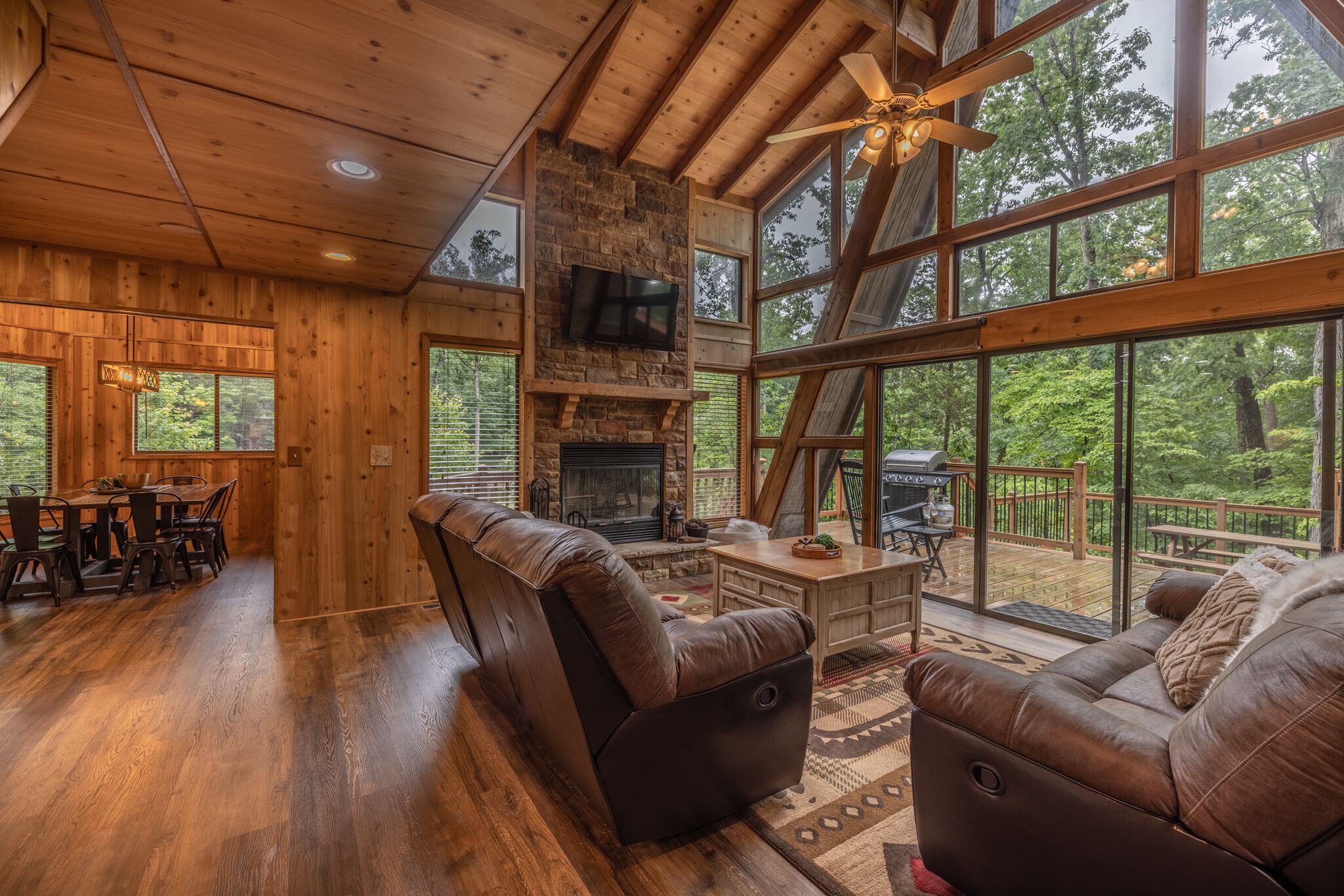 电视、壁炉、DVD 播放器、桌上足球