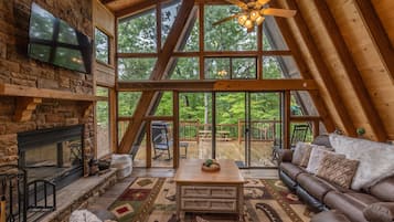 Téléviseur, foyer, lecteur de DVD, table de baby-foot