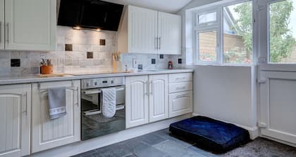 Norfolk Luxe Beach House Sleeps 8 Dog friendly