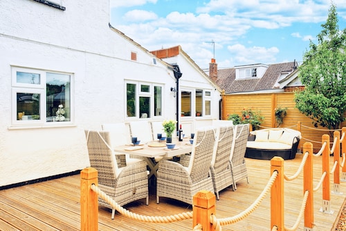 Norfolk Luxe Beach House Sleeps 8 Dog friendly