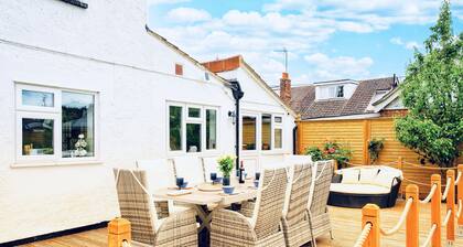 Norfolk Luxe Beach House Sleeps 8 Dog friendly