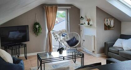 2 Bed House - Sleeps 6 - Parking - Wifi