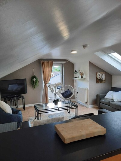2 Bed House - Sleeps 6 - Parking - Wifi