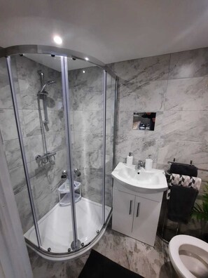 Shower, hair dryer, towels, shampoo
