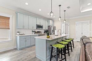 冰箱、微波炉、烤箱、炉灶