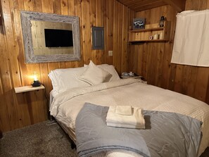 3 bedrooms, desk, iron/ironing board, travel cot