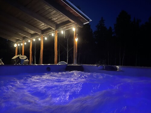 Cozy cabin w/hot tub--- 30 miles from Yellowstone!