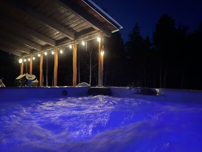 Cozy cabin w/hot tub--- 30 miles from Yellowstone!