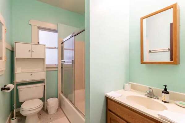 Bathroom - Sunny one bedroom apartment in S.Berkeley/Oakland (Oakland)