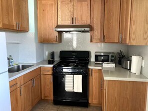 Private kitchen - Sunny one bedroom apartment in S.Berkeley/Oakland (Oakland)