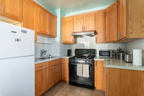Private kitchen - Sunny one bedroom apartment in S.Berkeley/Oakland (Oakland)