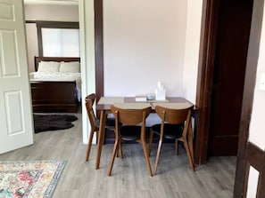 Room - Sunny one bedroom apartment in S.Berkeley/Oakland (Oakland)