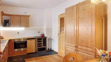 Een koelkast, een magnetron, een oven, een kookplaat