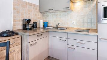 Kühlschrank, Mikrowelle, Herdplatte, Wasserkocher mit Kaffee-/Teezubehör