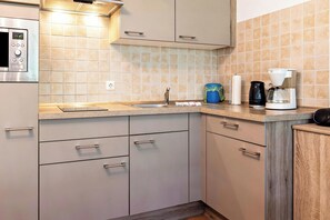Geladeira, micro-ondas, cooktop, cafeteira/chaleira
