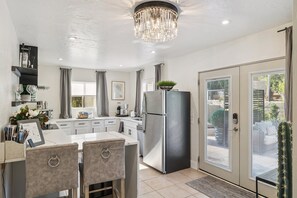Fridge, microwave, stovetop, dishwasher