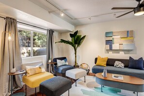 تلفزيون ذكي، مدفأة، كُتُب