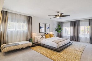 1 slaapkamer, een bureau, een strijkplank/strijkijzer, reisbedje