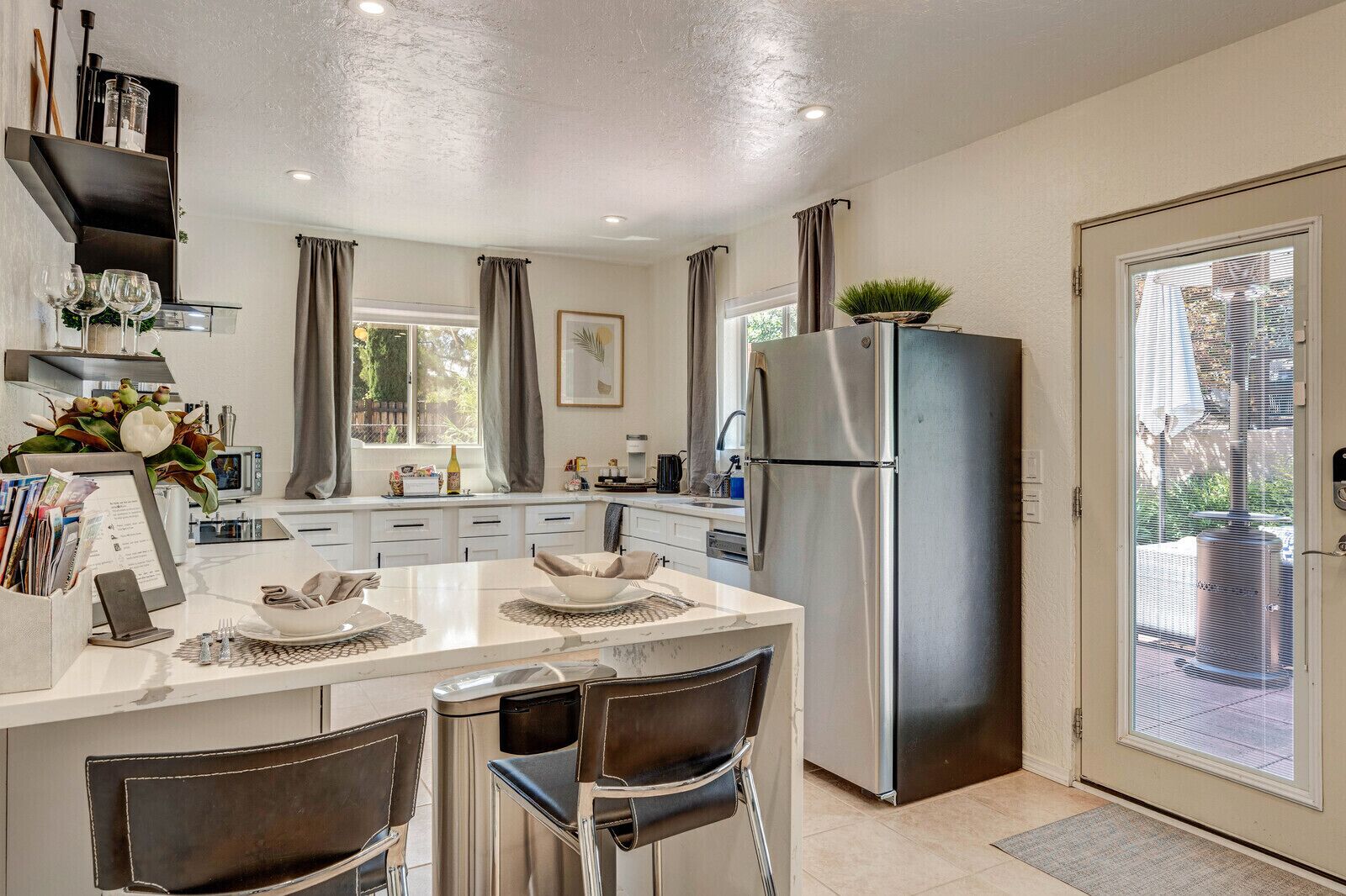 Jääkaappi, mikroaaltouuni, liesi, astianpesukone