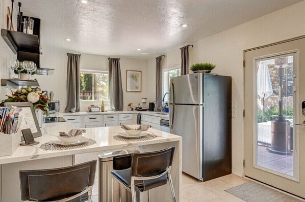 ثلاجة، ميكروويف، موقد طهي مسطح، غسالة أطباق